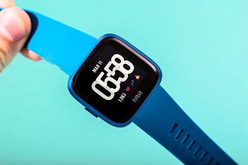 Thương vụ với Fitbit sẽ giúp Google đẩy nhanh tốc độ chiếm lĩnh thị trường thiết bị đeo thông minh. Ảnh: Wired