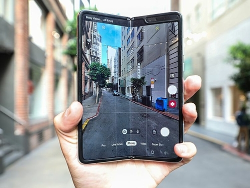 Galaxy Fold sẽ là smartphone màn hình gập đầu tiên được bán chính hãng ở Việt Nam.